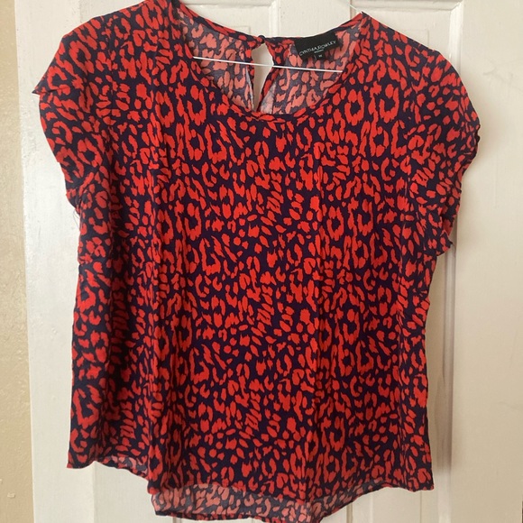 Short sleeve blouse with red pattern.  Size 1X - Picture 1 of 5